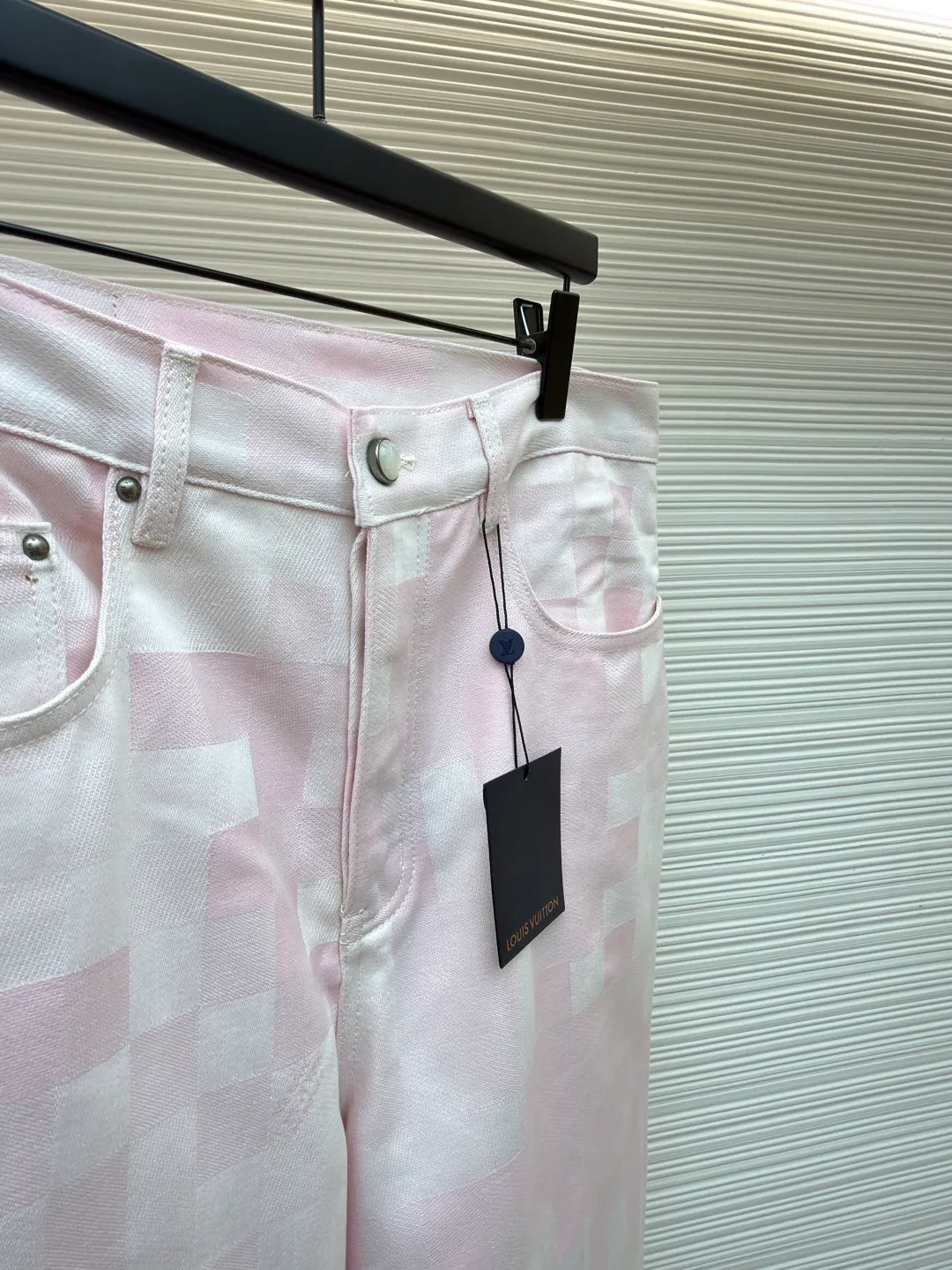 LOUIS VUITTON checkerboard straight jeans ●Original version: purchased and developed at 15150 ●Item number: 1681545-B45 ●Fabric: denim fabric ●Technology: washed production ●Color: pink ●Version: fitted version ●Weight: about 815 grams ●Size: 28-30-32-34-36 ●Description: These jeans are made of high-quality denim fabrics. They use multi-color splicing and jacquard technology to present a unique plaid texture. The pink color tone shows fashionable personality. Classic denim fit, metal buttons and zippers at the waist, opening and closing smoothly and fitting the body shape. The leather tag logo on the back waist adopts genuine leather embossing technology, with clear brand information and high-quality texture. The sewing adopts professional denim sewing technology, the stitch length is fine and firm, and the texture transition of the trousers body joints is natural. From the jacquard weaving of denim fabrics to the control of craftsmanship details, every process reflects Louis Vuitton's pursuit of craftsmanship precision and trendy style. It not only retains the casual wearability of jeans, but also shows the brand's light luxury recognition through jacquard splicing. It is a fusion of denim classics and innovative craftsmanship. The overall wiring is straight and delicate, the fabric is comfortable and soft, and the color is consistent without color difference. It can be matched with the same style to create a fashionable look and control various occasions. Customized accessories, complete with three standards, same style for men and women!